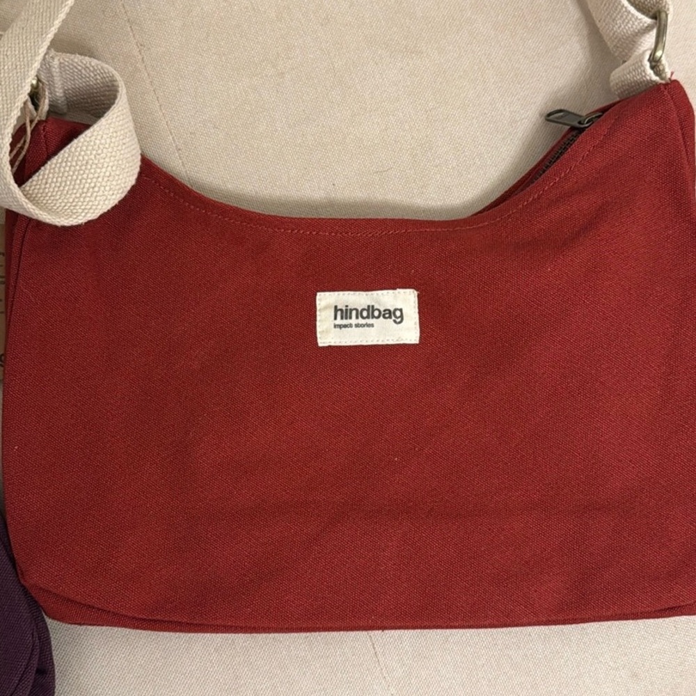 NWT XL baguette canvas handbag with adjustable strap and zip enclosure.